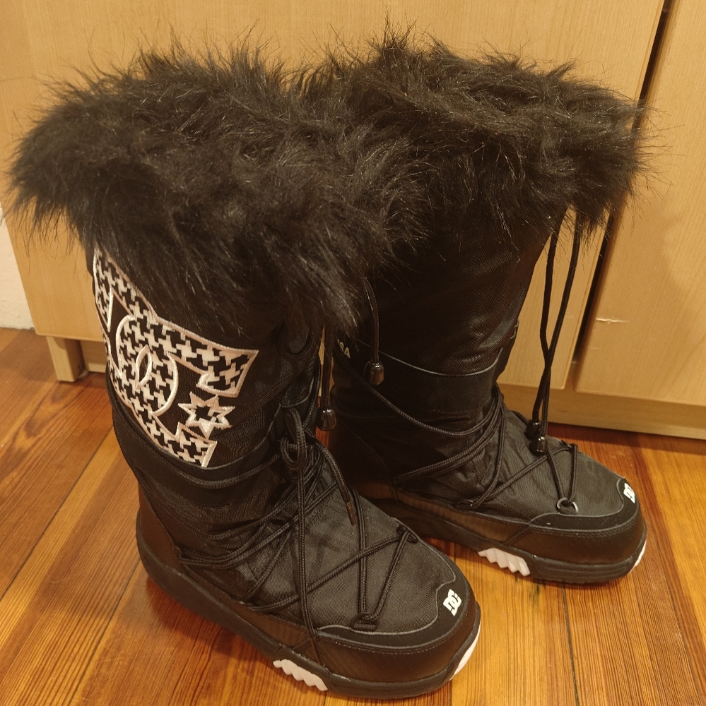 Vintage DC Chalet snow boots unworn